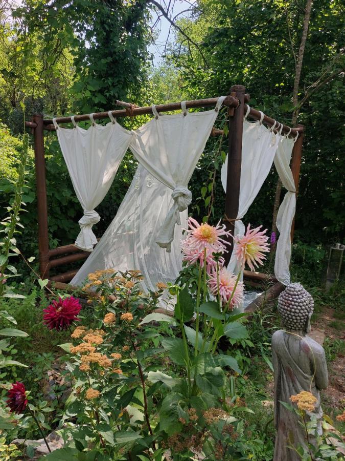 Tente Dans Gazebo Thai Dans Jardin En Bord De Riviere Saint-André-de-Valborgne Esterno foto
